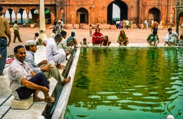Ablutions;-Arcades;-Architecture-mogole;-Bassin-dablutions;-Cour;-Delhi;-Eau;-Enfants;-Fidèles;-Inde;-Islam;-Jama-Masjid;-Kaleidos;-Kaleidos-images;-La-parole-à-limage;-Mosquée;-Patrimoine;-Shahjahanabad;-Stories-Pictures;-Tarek-Charara;-Vieux-Delhi